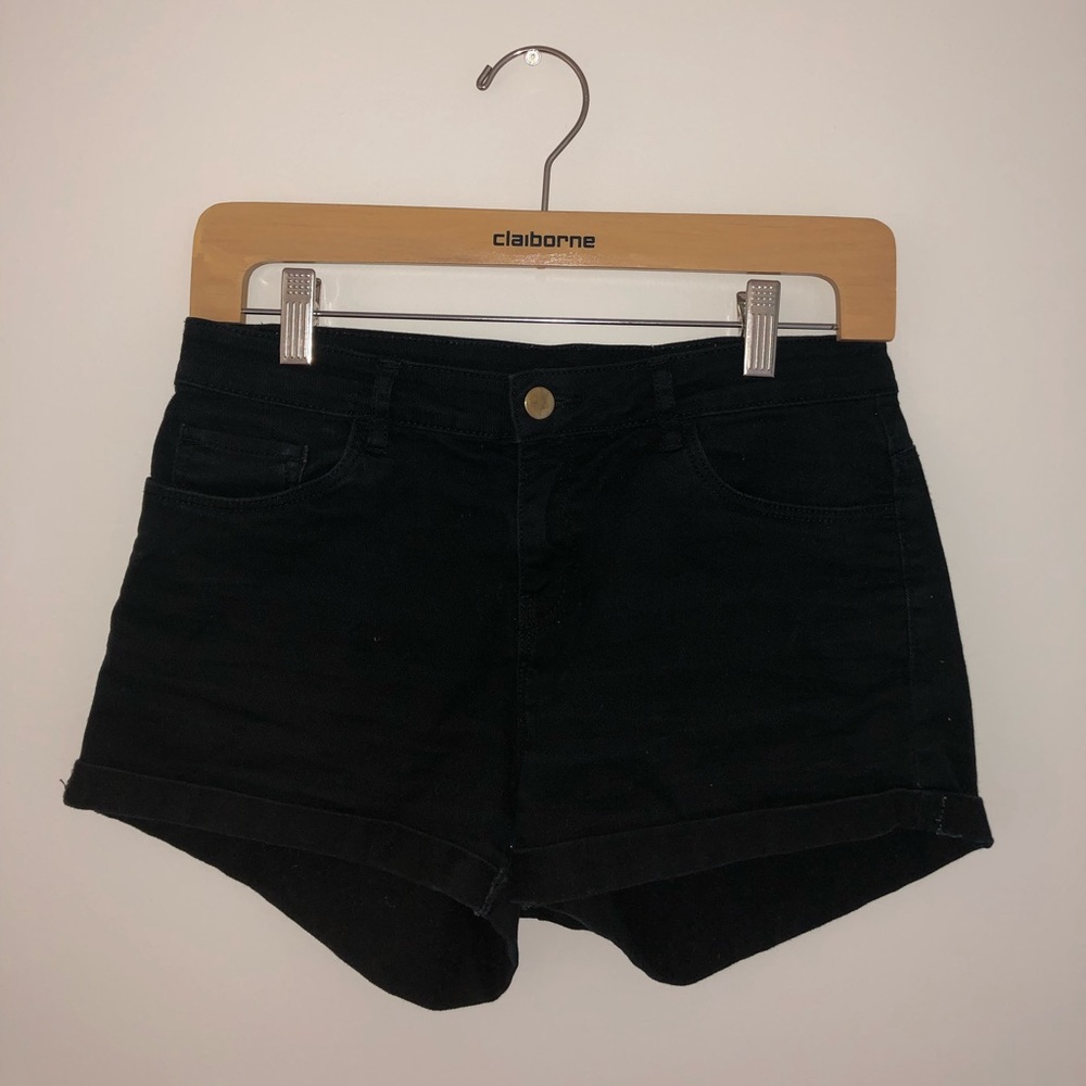 Divided black jean shorts